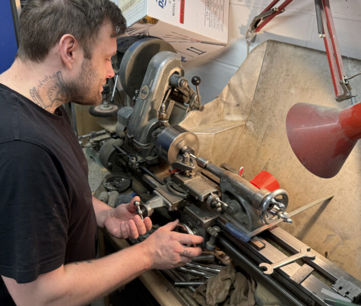 Machining the metal parts of a Qyramid beam